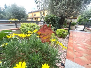 Villetta a schiera in Vendita a Campi Bisenzio, zona San Piero a Ponti, 550'000&euro;, 120 m², con Box