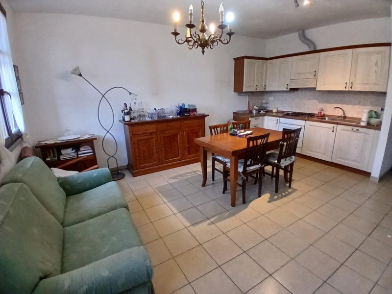 Trilocale in Vendita a Calcinaia, zona Fornacette, 135'000&euro;, 65 m²