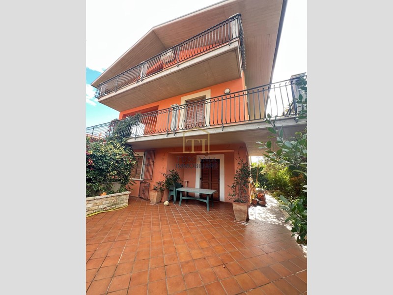 Villetta a schiera in Vendita a Lanciano, zona Santa Giusta, 360'000&euro;, 300 m², arredato, con Box