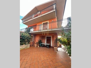 Villetta a schiera in Vendita a Lanciano, zona Santa Giusta, 360'000&euro;, 300 m², arredato, con Box