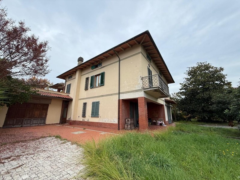 Villa bifamiliare in Vendita a Fucecchio, zona Massarella, 400'000&euro;, 330 m²