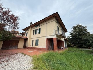 Villa bifamiliare in Vendita a Fucecchio, zona Massarella, 400'000&euro;, 330 m²
