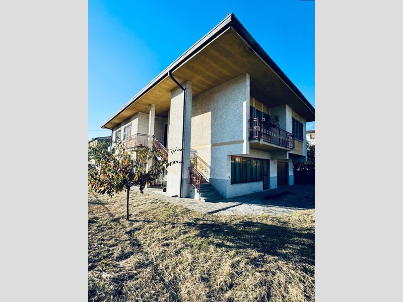 Casa Indipendente in Vendita a Lucca, zona Santa Maria a Colle, 370'000&euro;, 300 m², arredato, con Box