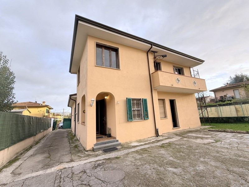 Casa Indipendente in Vendita a Camaiore, 300'000&euro;, 200 m²