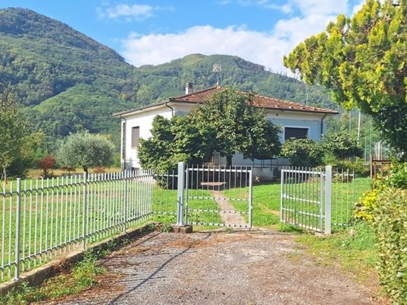 Casa Indipendente in Vendita a Bagni di Lucca, zona Fornoli, 270'000&euro;, 200 m², arredato, con Box