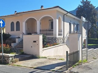 Villa in Vendita a Borgo a Mozzano, zona Diecimo, 420'000&euro;, 200 m², arredato