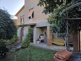 Villa bifamiliare in Vendita a Monteriggioni, zona Uopini, 620'000€, 370 m², arredato, con Box