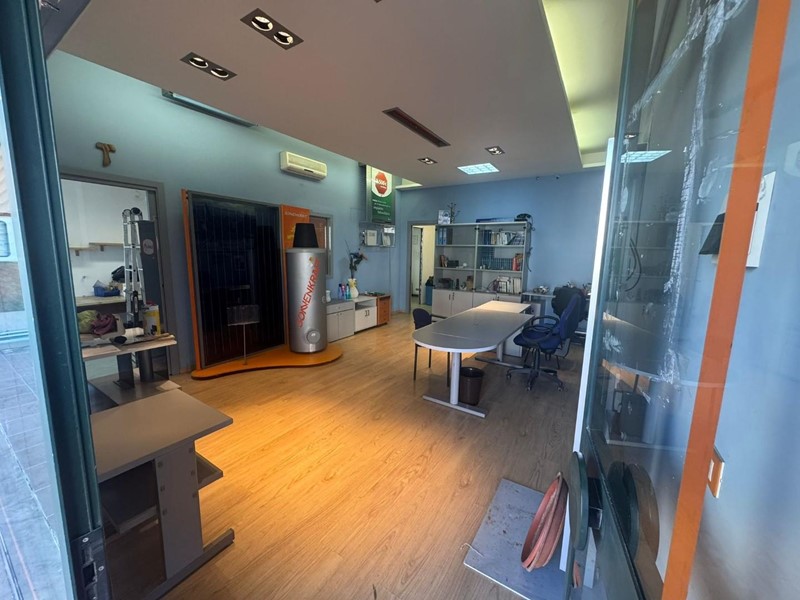 Immobile commerciale in Vendita a Carrara, zona Avenza, 130'000&euro;, 90 m²