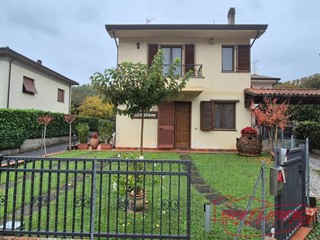 Villetta a schiera in Vendita a Pescaglia, zona Monsagrati, 198'000&euro;, 130 m², arredato
