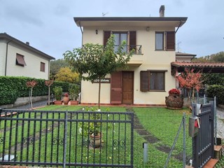 Villetta a schiera in Vendita a Pescaglia, zona Monsagrati, 198'000&euro;, 130 m², arredato