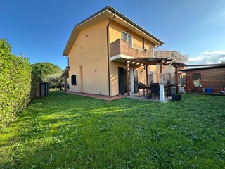 Villa in Vendita a Capannori, zona Lammari, 490'000&euro;, 150 m², arredato