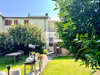 Casa Semi Indipendente in Vendita a Seravezza, zona Pozzi, 230'000&euro;, 90 m², arredato, con Box