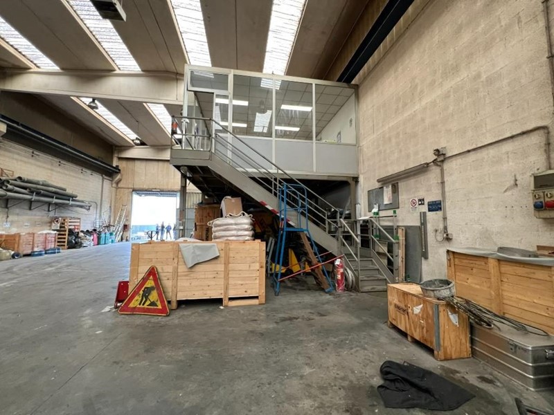 Capannone in Vendita a La Loggia, 142'500&euro;, 701 m²