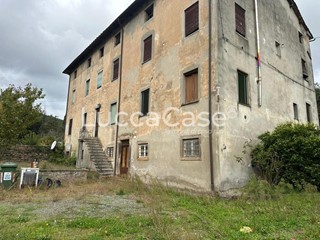 Casale in Vendita a Capannori, zona Pieve di Compito, 200'000&euro;, 800 m²