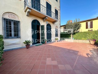 Villa in Vendita a Capannori, zona Marlia, 680'000&euro;, 406 m²