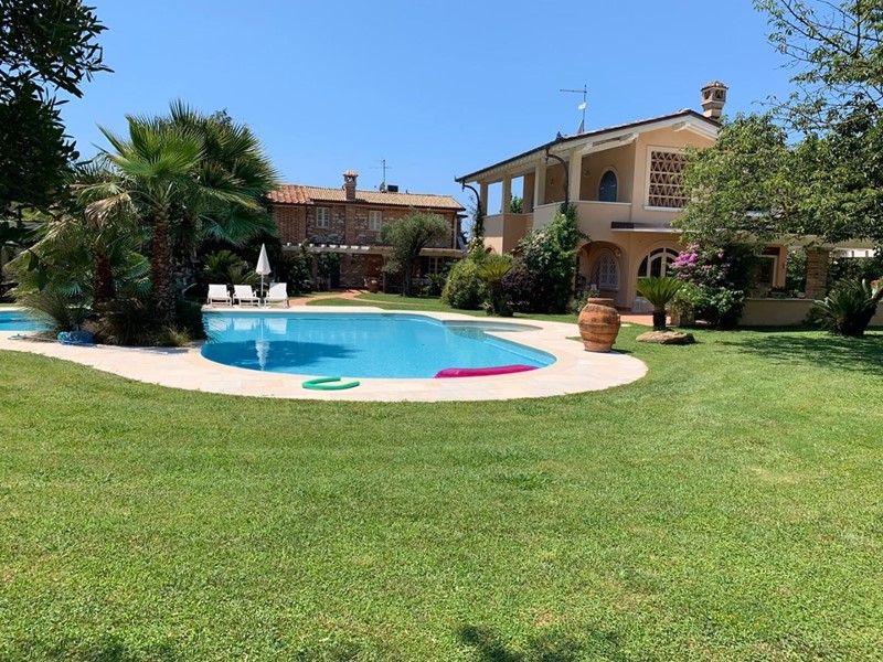 Villa in Vendita a Pietrasanta, zona Montiscendi, 6'000'000&euro;, 350 m², arredato