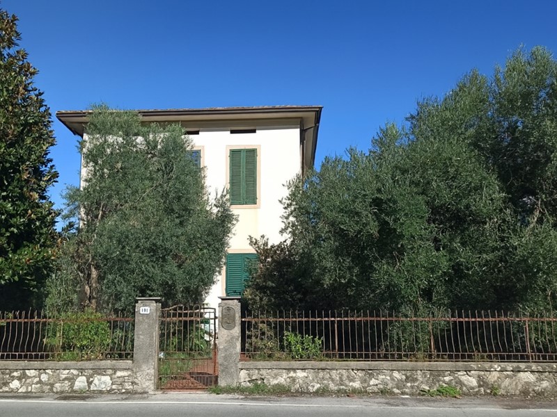 Villa in Vendita a Lucca, zona San Pietro a Vico, 200'000&euro;, 130 m², con Box