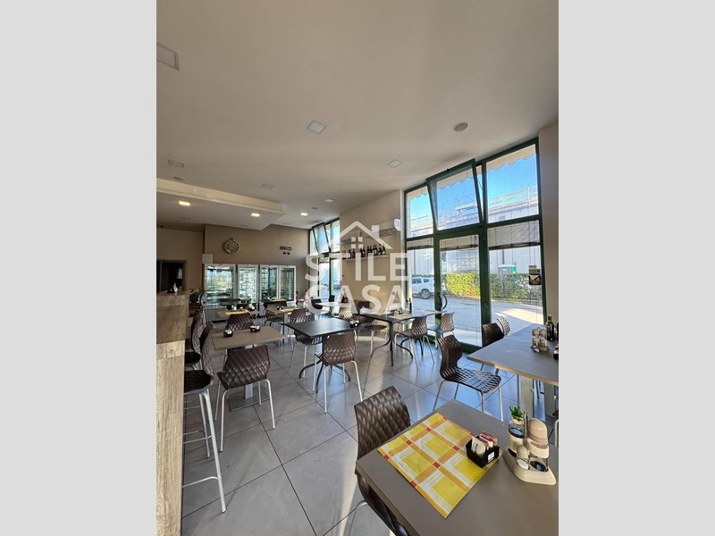 Attività commerciale in Vendita a Porcari, zona Rughi, 145'000&euro;, 150 m²