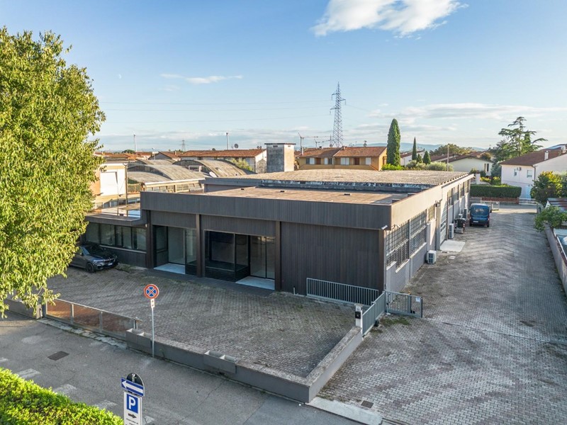 Capannone in Vendita a Calcinaia, zona Fornacette, 800'000&euro;, 1000 m²