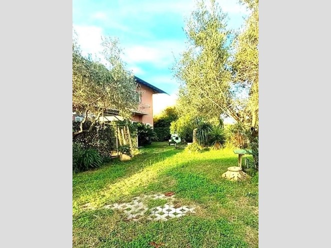 Villa bifamiliare in Vendita a Massa, zona Marina di Massa, 315'000&euro;, 155 m²