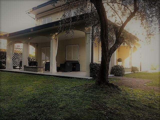 Villa in Vendita a Massa, zona Ronchi, 920'000&euro;, 240 m², con Box