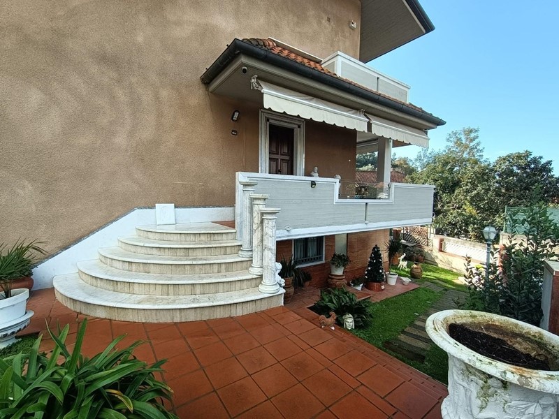 Villa bifamiliare in Vendita a Carrara, 400'000&euro;, 160 m², arredato