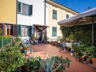 Casa Indipendente in Vendita a Capannori, zona Marlia, 180'000&euro;, 105 m², con Box