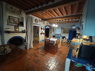 Casa Indipendente in Vendita a Lucca, zona Sorbano Del Vescovo, 520'000&euro;, 135 m², arredato