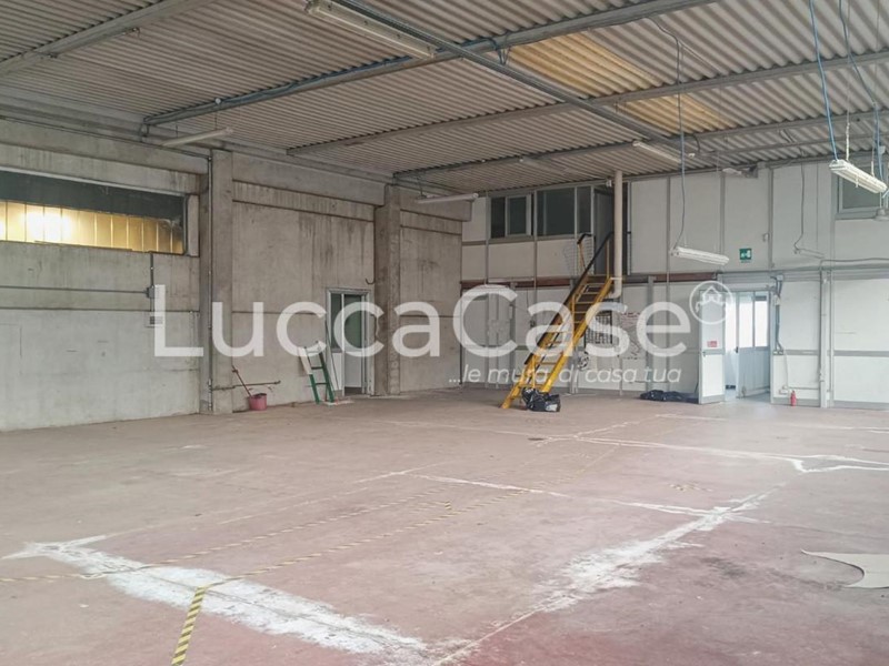 Capannone in Vendita a Pescaglia, zona Monsagrati, 240'000&euro;, 330 m²