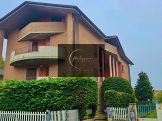 Villa bifamiliare in Vendita a Reggio Emilia, zona Cade', 225'000€, 120 m², con Box