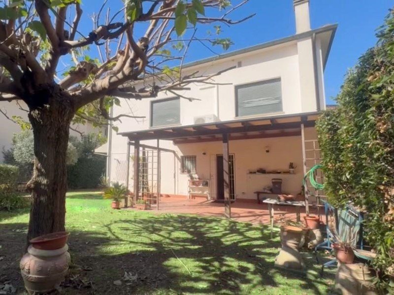 Villa in Vendita a Pontedera, 450'000&euro;, 238 m², arredato
