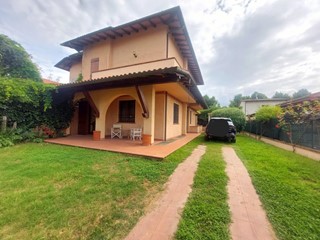 Villa bifamiliare in Vendita a Forte dei Marmi, 2'500'000&euro;, 180 m², arredato