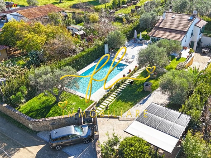 Villa in Vendita a Cecina, zona Collemezzano Alto, 550'000&euro;, 116 m²