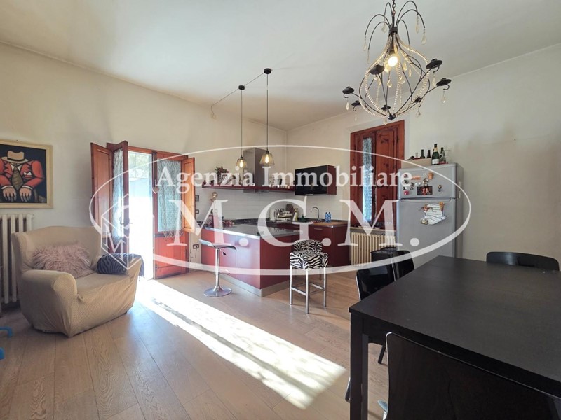 Villa bifamiliare in Vendita a Fucecchio, zona Ponte a Cappiano, 180'000&euro;, 115 m²