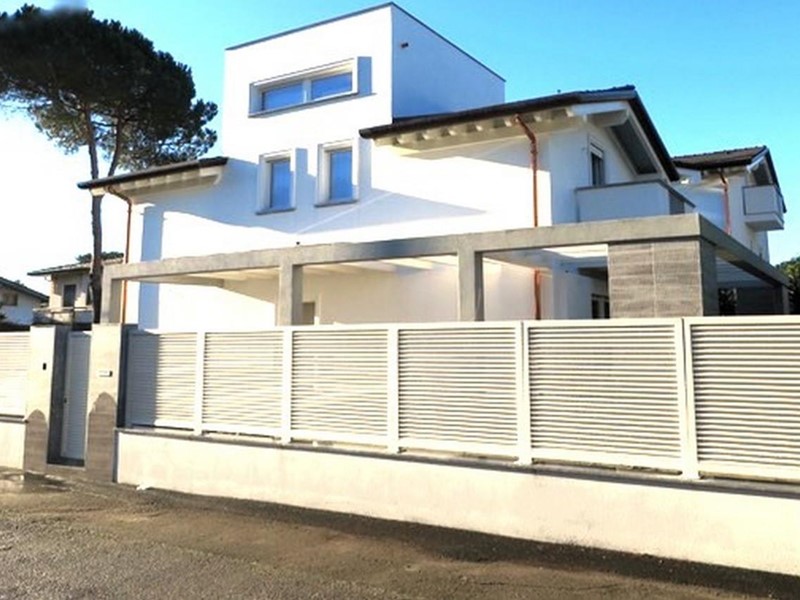 Villa in Vendita a Montignoso, zona Cinquale, 820'000€, 200 m²