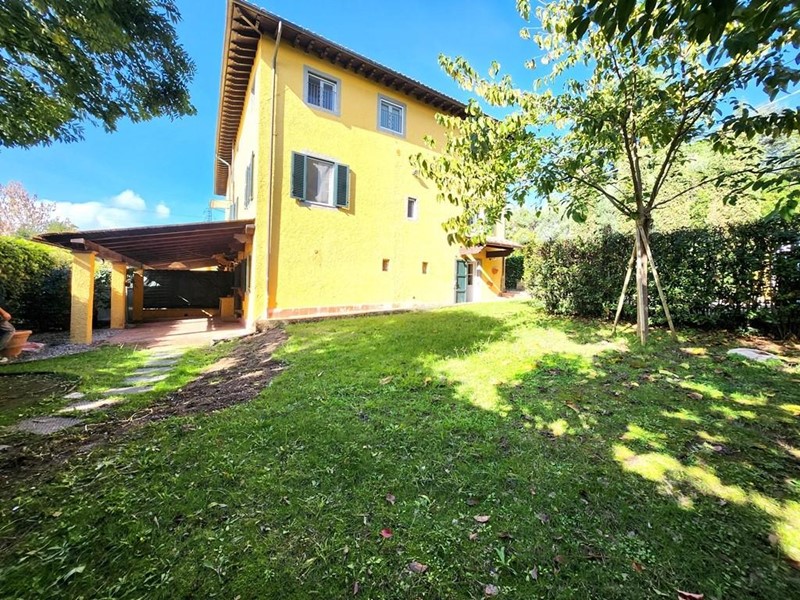 Casa Semi Indipendente in Vendita a Lucca, zona San Lorenzo di Moriano, 330'000&euro;, 185 m²