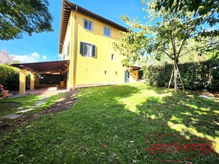 Casa Semi Indipendente in Vendita a Lucca, zona San Lorenzo di Moriano, 330'000&euro;, 185 m²