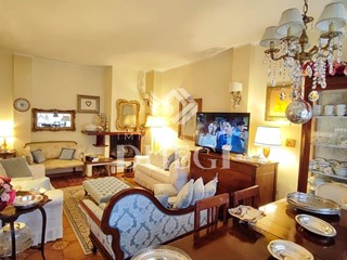 Appartamento in Vendita a Massarosa, zona Piano di Mommio, 280'000€, 130 m², con Box