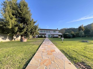 Casa Indipendente in Vendita a Camaiore, zona Marignana, 650'000&euro;, 220 m²