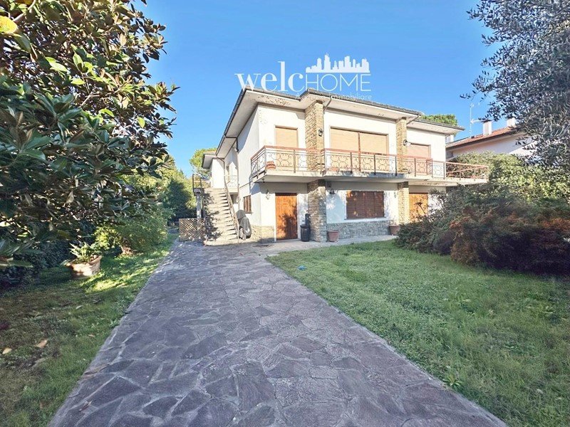 Villa in Vendita a Campi Bisenzio, 1'050'000&euro;, 427 m²