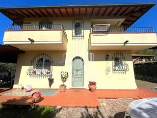 Villa in Vendita a Massa, zona Romagnano, 530'000&euro;, 160 m²
