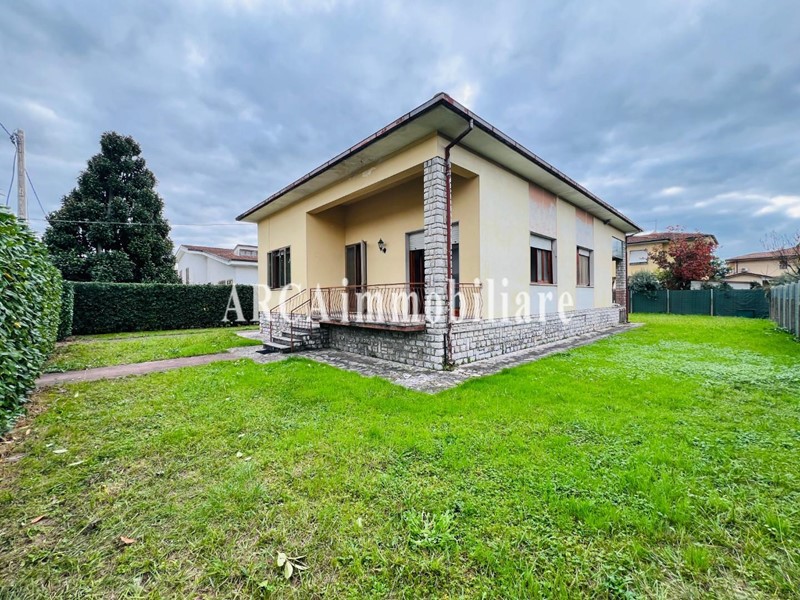 Villa in Vendita a Pietrasanta, 650'000&euro;, 160 m²