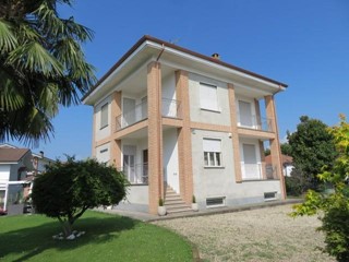 Villa in Vendita a Scalenghe, 150'000&euro;, 241 m²
