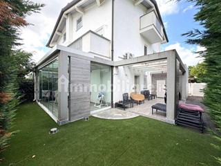 Trilocale in Vendita a Montignoso, zona Cinquale, 490'000€, 85 m², arredato