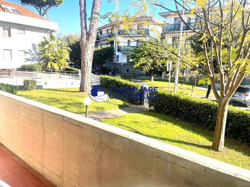 Trilocale in Vendita a Massa, zona Ronchi, 249'000€, 60 m², arredato, con Box
