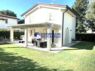 Villa in Vendita a Montignoso, zona Cinquale, 1'190'000€, 150 m², arredato, con Box