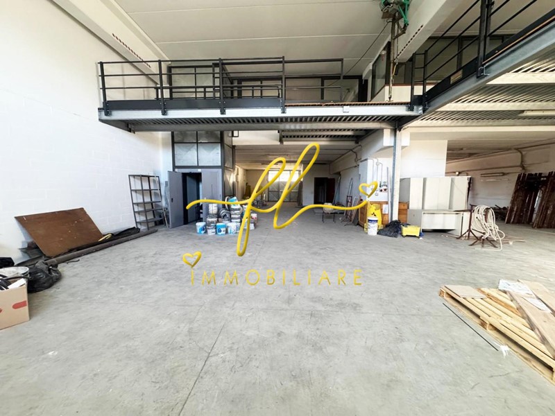 Capannone in Vendita a Livorno, 360'000&euro;, 360 m²