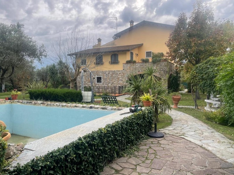 Villa in Vendita a Luni, zona Isola, 998'000€, 330 m²