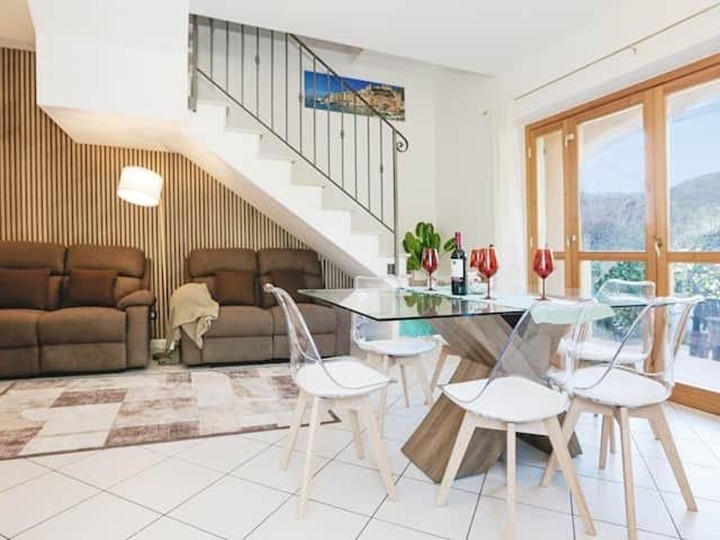 Casa Indipendente in Affitto a La Spezia, 2'450€, 230 m², arredato