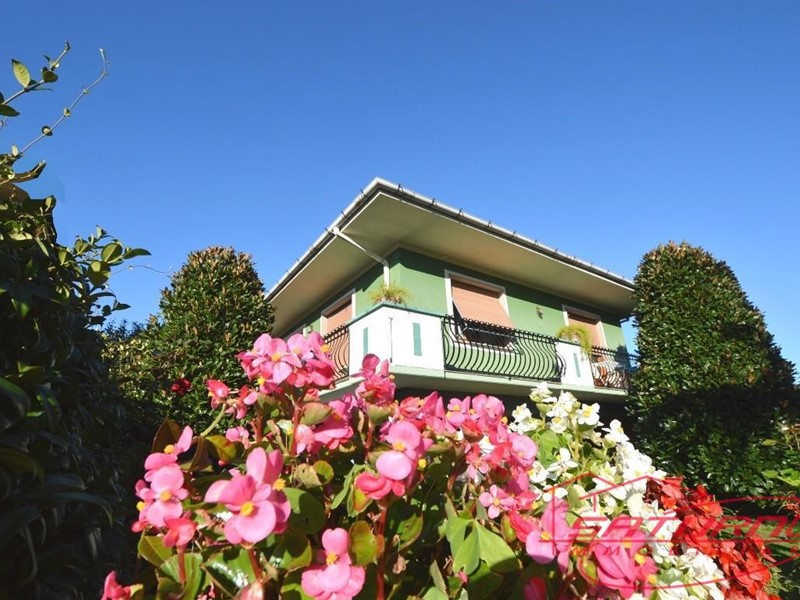 Villa in Vendita a Lucca, zona Sant'Angelo In Campo, 585'000&euro;, 250 m², arredato